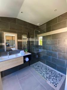 利勒鲁斯Casa u fornu Residence & Spa的带浴缸、水槽和淋浴的浴室