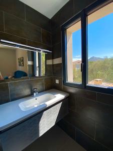 利勒鲁斯Casa u fornu Residence & Spa的一间带白色水槽和窗户的浴室