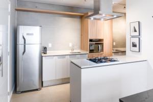 弗洛里亚诺波利斯ZEE Studios a 200m da beira-mar norte的厨房配有冰箱和台面