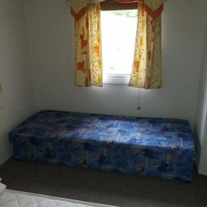特鲁特诺夫Ubytování v klidné lokalitě的一张位于带窗户的房间的床
