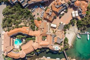 切尔沃港翡翠海岸度假区切尔沃酒店的享有带游泳池的房屋的空中景致