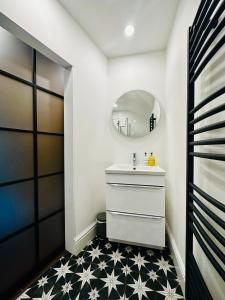 鲍内斯温德米尔3 West End Boutique Apartment的浴室铺有黑白地板。