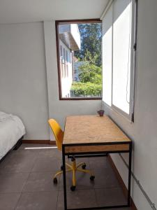 基多Play House的窗户房间里一张桌子和一张黄椅