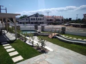 尼基季Villa K View Nikiti的后院设有游泳池和游乐场