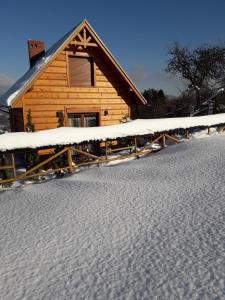 皮夫尼奇纳Domek Góralski Piwowarówka的小木屋,地面上积雪