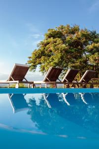 博尼托希奥里奥博尼旅馆的一组躺椅和一个游泳池