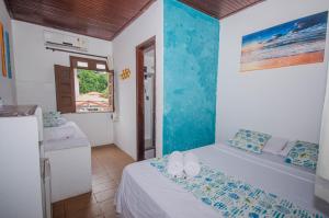莫罗圣保罗Pousada Natal的一间带两张床的卧室和一间带窗户的浴室