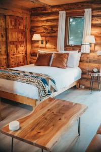 史蒂文森Wilder and Pine Riverside Cabins的小木屋内一间卧室,配有一张床
