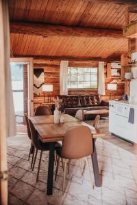 史蒂文森Wilder and Pine Riverside Cabins的厨房以及带桌椅的用餐室。