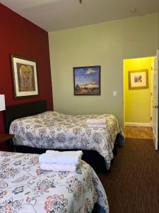 旧金山阿德莱德旅馆 的酒店客房带两张床和黄色门