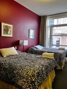 旧金山阿德莱德旅馆 的酒店客房设有两张床和窗户。