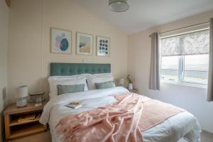 博斯Bay View Lodge, Brynowen的一间卧室设有一张床,享有海景