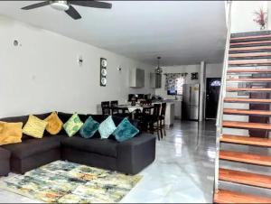 迪斯卡弗里贝Wynters'Escape-gated 1 or 2 Bedroom w PuertoSecoBeach access的带沙发的客厅和用餐室