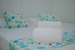 莫罗圣保罗Pousada Natal的床上的一大堆毛巾