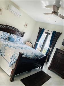 迪斯卡弗里贝Wynters'Escape-gated 1 or 2 Bedroom w PuertoSecoBeach access的一间卧室设有一张床和一个窗口