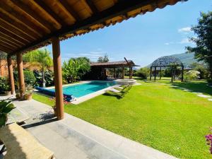 马利纳尔科La Casa del Lago的后院设有游泳池和凉亭
