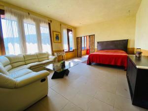 马利纳尔科La Casa del Lago的客厅配有沙发和1张床