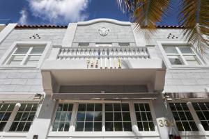 迈阿密海滩The Julia Hotel的白色的建筑,上面有时钟