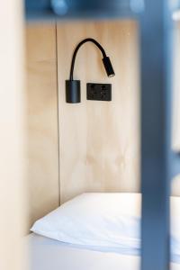 布里斯班布里斯班双层床旅舍的床头墙上的一盏灯