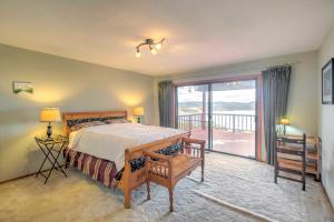 KelseyvilleSpacious Kelseyville Home with Large Lakefront Deck!的一间卧室设有一张床和一个大窗户