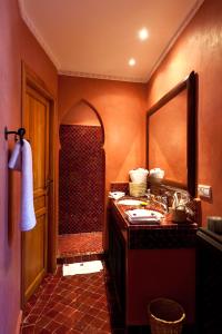 里亚德厄尔尼诺瓦拉酒店&Spa的一间浴室
