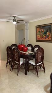 圣地亚哥洛斯卡巴Don Fernando的餐桌,椅子和红色碗