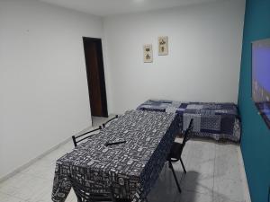 圣罗莎El descanso的客房设有桌子、床和桌椅。