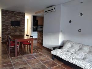 胡宁Casa Quinta Barrio Real的客厅配有沙发和桌子
