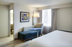 多伦多多伦多市中心快捷假日酒店的配有床、椅子和桌子的酒店客房
