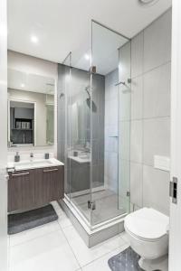 比勒陀利亚Menlyn Maine - The Trilogy Apartment 1111的带淋浴、卫生间和盥洗盆的浴室