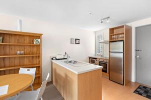 瓦纳卡贝尔韦代雷公寓的厨房配有水槽和木制台面