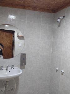 卢汉德库约DORMIS P/2的一间带水槽和镜子的浴室