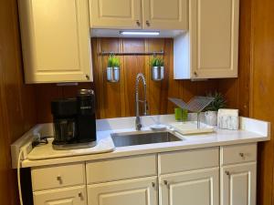 克兰斯顿The Royal Oak的厨房配有水槽和咖啡壶