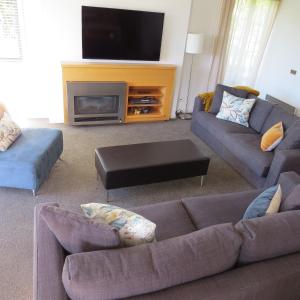 瓦纳卡贝尔韦代雷公寓的客厅配有2张沙发和1台平面电视