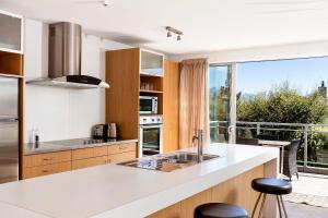 瓦纳卡贝尔韦代雷公寓的一个带水槽和大窗户的厨房