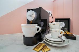 麦凯Bel Air Motel的咖啡壶旁的2杯咖啡
