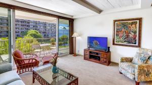 拉海纳Maui Westside Presents- The Whaler 319的带沙发和电视的客厅