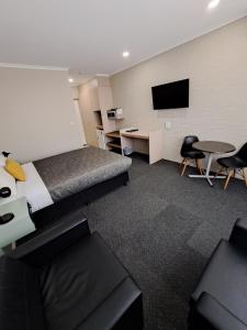 本迪戈黛博拉中央汽车旅馆的配有一张床和一台平面电视的酒店客房