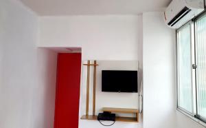 里约热内卢Matianellu Hostel的墙上配有平面电视的房间