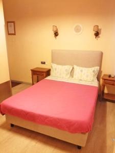 波尔图福尔莫索河谷旅馆的一间卧室配有一张带粉色毯子的大床