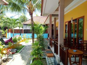 蓝梦岛黄桥旅馆的享有棕榈树房屋庭院的景色