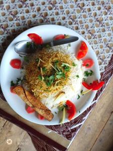 GushainiTirthan Ecostay的餐桌上放着一盘饭和蔬菜的食物