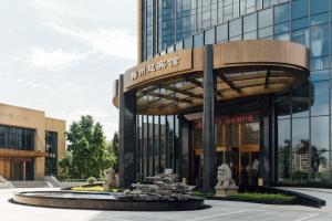 梅州梅州白天鹅迎宾馆的一座建筑前面有喷泉