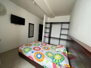 OcañaHotel Marialu的一间带床和双层床梯的小卧室