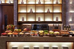 三亚三亚海棠湾费尔蒙酒店的包含多种不同食物的自助餐