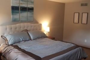 WarrenOasis at Avalon Estates的一间卧室配有一张大床和两个枕头