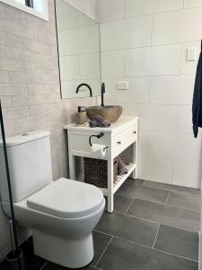 Oxford ParkStylish Guest Suite in Everton Hills的浴室配有白色卫生间和盥洗盆。