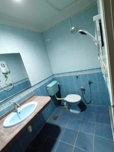 龙运Mi Hotel 2 Dungun的浴室配有卫生间、盥洗盆和淋浴。