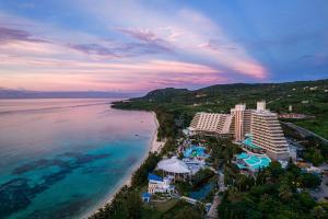 圣罗克Kensington Hotel Saipan的海洋旁度假胜地的空中景致