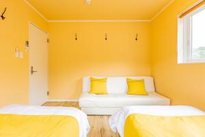 白滨ふくろう庵-白浜-的黄色客房 - 带两张黄色枕头的沙发